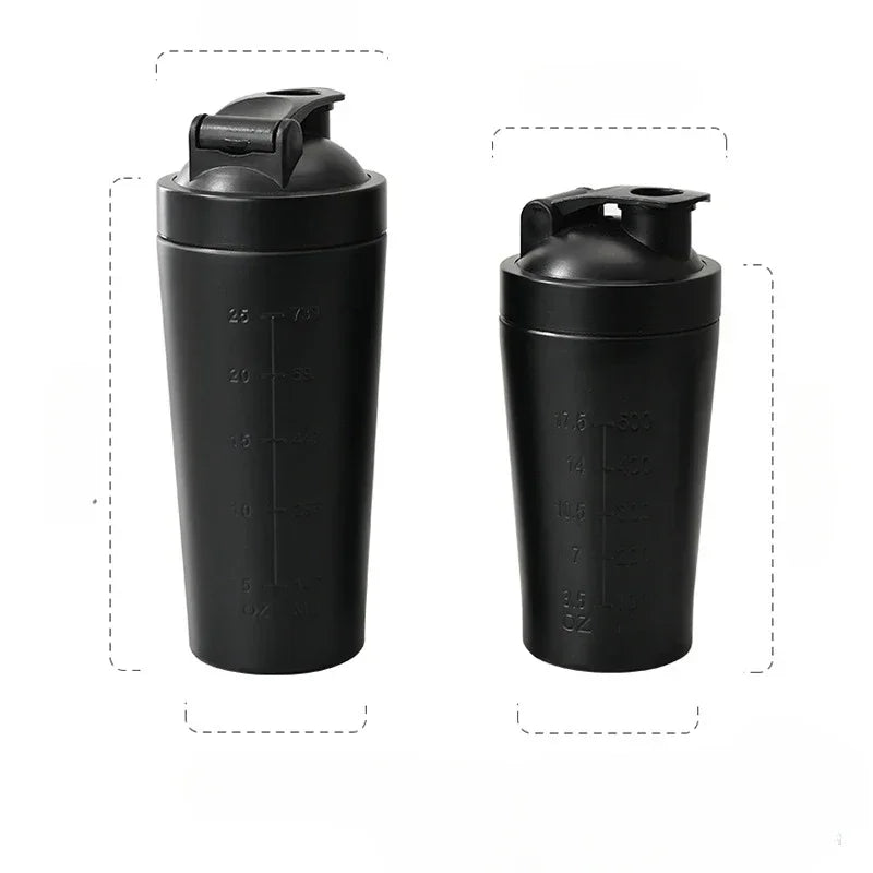 Garrafa agitadora de proteína em pó de aço inoxidável com bola de aço e escala à prova de vazamento ginásio fitness esporte trigo shakes copo